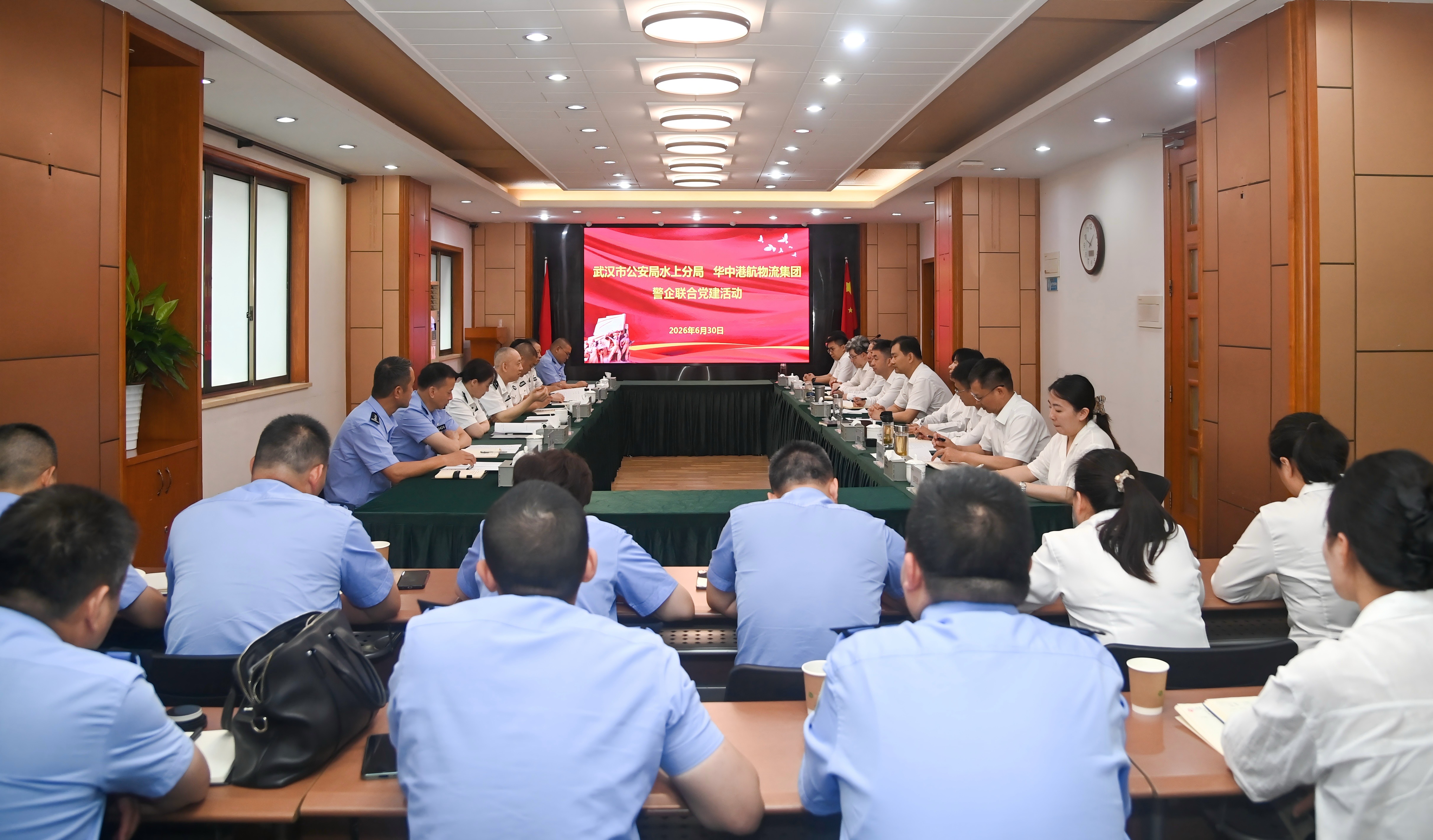 华中港航与武汉市公安局水上分局开展联合党建活动.jpg 新利体育luck18·(中国)官方网站