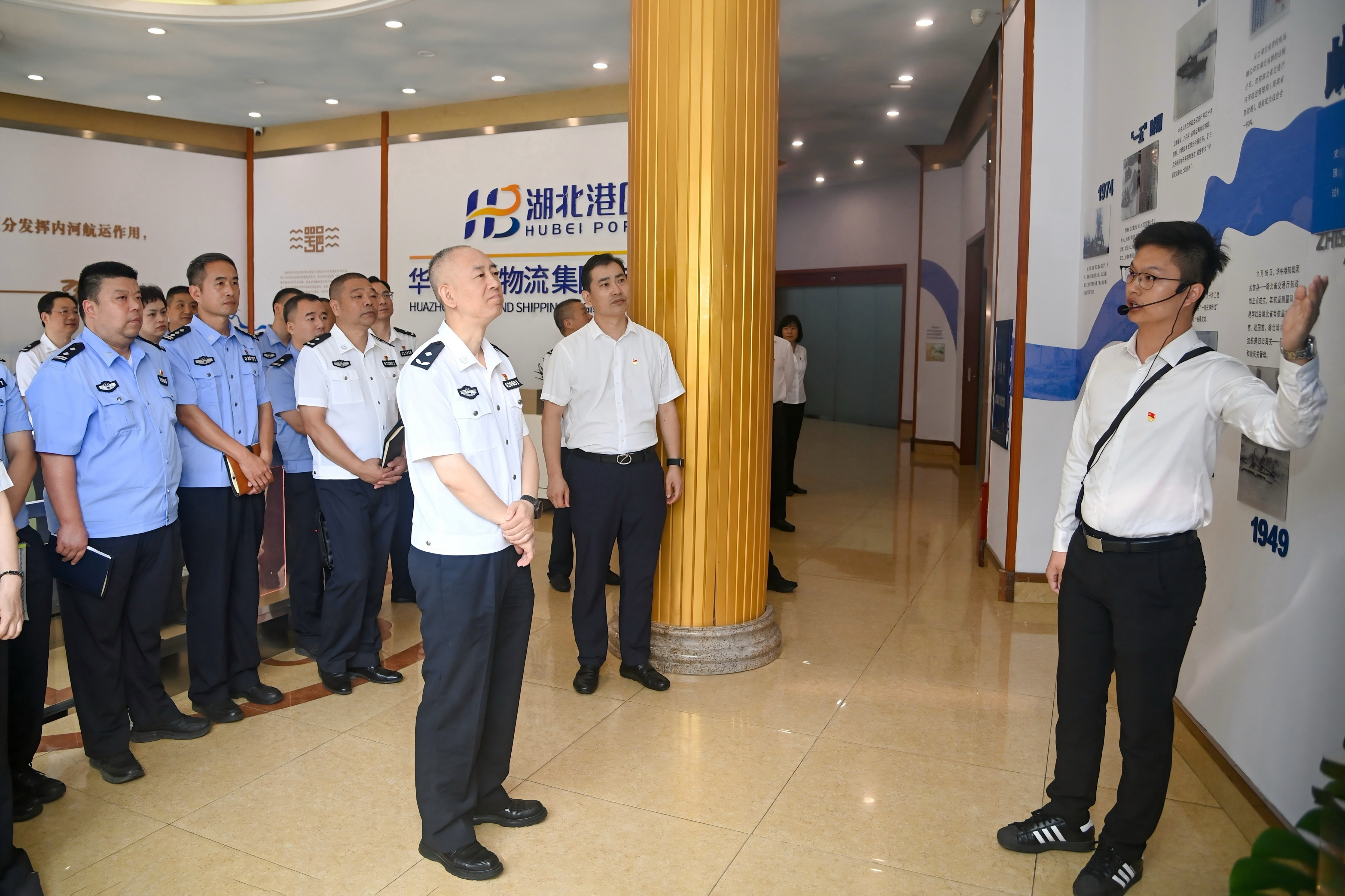 华中港航与武汉市公安局水上分局开展联合党建活动2.jpg 新利体育luck18·(中国)官方网站